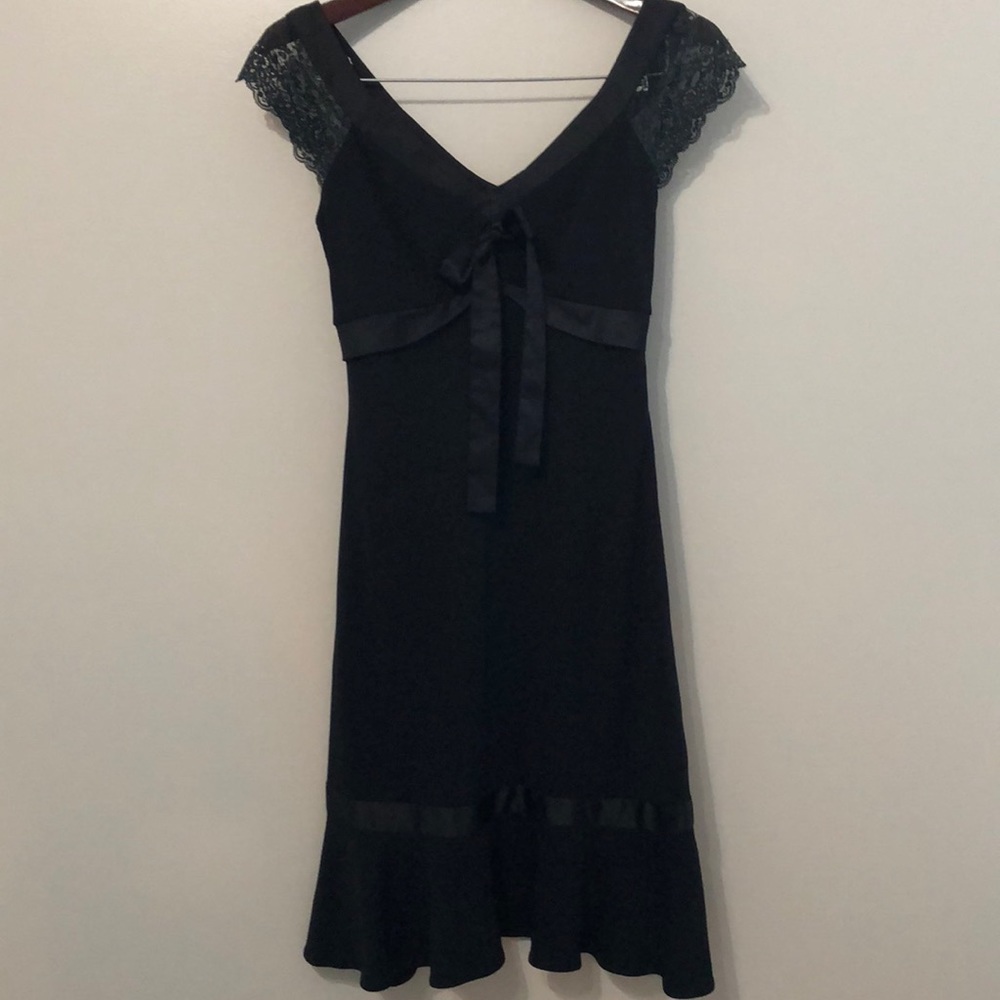 BCBG MAXAZRIA Women’s small lace cap sleeve dress